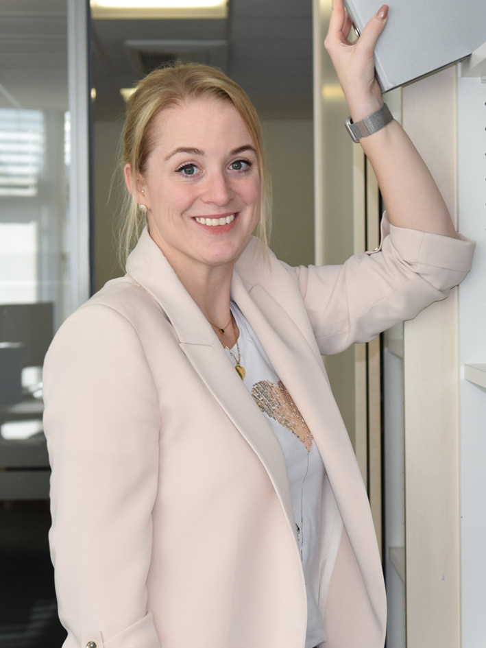 Romina Zimmermann - Mandatsleiterin - Visita Treuhand AG - Abacus - Treuhand - Treuhänder in Lenzburg - Buchführung - Administration - Jahresrechnung - Steuern - Beratung - Schweiz